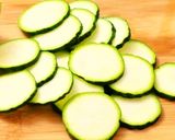 Foto del passaggio 1 della ricetta Frittata di zucchine in padella