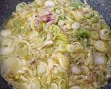 Foto del paso 1 de la receta Pasta con atún de mamá, cremosa (con cebollita de verdeo, alcaparras y aceitunas negras)