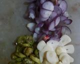 Foto langkah ke 1 dari resep Tumis sosis bakso kecap.