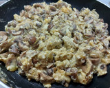 Foto del paso 5 de la receta: Revuelto de champiñones y calabacín🍄🥒🧀