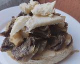 Foto del paso 6 de la receta: Sándwich de carne🥩, cebolla🧀caramelizada🌰 y queso🥯