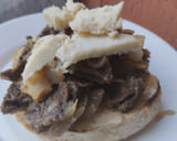 Foto del paso 6 de la receta: Sándwich de carne🥩, cebolla🧀caramelizada🌰 y queso🥯
