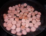 Foto del paso 2 de la receta: Arroz Chaufa con Salchichas (Hot Dog) a lo Carmelita
