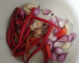 Foto langkah ke 2 dari resep Sambal Goreng Udang Kentang.