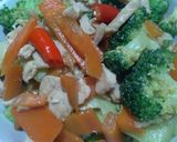 รูปขั้นตอนการทำที่ 4 ของ ผัดไก่ใส่บรอกโคลี