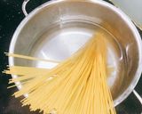 A picture of step 2 of Spaghetti with Creamy Ham Sauce.