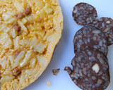 Foto del paso 1 de la receta: Tortilla de patatas y chorizo rellena con morcilla de Burgos y queso