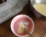 Foto del paso 3 de la receta: Bizcocho bicolor de vainilla y frutos rojos