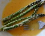 A picture of step 2 of Deep fried asparagus.