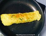 Hình bước làm 3 của món Trứng cuộn lá rong biển chiên
