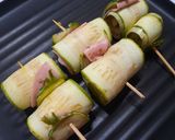 Foto del paso 6 de la receta: Rulos de zucchini rellenos grillados