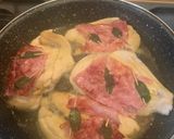 Foto del passaggio 4 della ricetta Saltimbocca di pollo con prosciutto e salvia