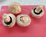 Фото кроку 2 до Мясо по-французски с курицей и грибами.