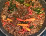 Foto langkah ke 3 dari resep Tumis daging kambing lada hitam.