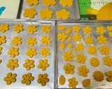 Foto langkah ke 3 dari resep Flower Cookies With Royal Icing.