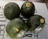 Une image de l'étape 1 de Courgettes rondes et oignon rouge au pesto.