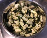 Une image de l'étape 4 de Saucisses de Toulouse grillées courgette épicée et herbes aromatiques.
