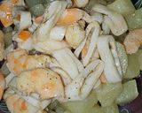 Foto del paso 8 de la receta: Ensalada tibia de calamar, langostinos, patatas y con emulsión de vinagreta de limón