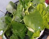 Foto langkah ke 2 dari resep Sayur Bening Bayam Wortel.