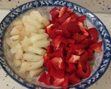 Foto del paso 2 de la receta: Asadillo de verduras con caqui y mix de pasta con pasas