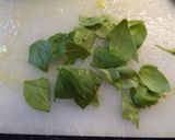 Foto del paso 2 de la receta: Ensalada de escarola, tomate, aguacate y albahaca