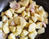 A picture of step 4 of White sauce potatoes🥔.
