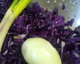 Foto del paso 1 de la receta: Tortilla de repollo morado y zapallito