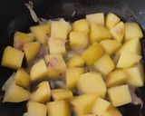 Foto langkah ke 2 dari resep Semur Telur Kentang Simpel.