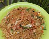 Foto langkah ke 3 dari resep Mie hun goreng.