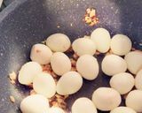 Hình bước làm 5 của món Lạp xưởng trứng cút kho tương