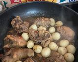 Hình bước làm 2 của món Gà kho trứng cút