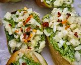 चीज़ ग्रीन कोरिएंडर गार्लिक ब्रेड इन किड्स टिफिन (एयर फ्रायर में) Cheese Green Coriander Garlic Bread in Kids Tiffin रेसिपी चरण 5 फोटो