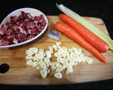Foto del paso 1 de la receta: Sopa de lechuga romana con jamón curado