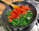 Une image de l'étape 11 de Omelette aux épinards, ail et tomates cerises.