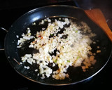 Foto del paso 7 de la receta: Paella con marisco y rape a la cúrcuma