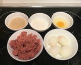 Hình bước làm 2 của món Thịt bọc trứng (Scotch egg)