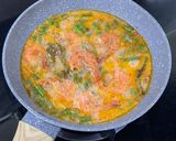 Foto langkah ke 4 dari resep Gulai Pedas Udang Buncis (dengan susu evaporasi).