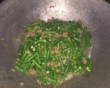 Foto langkah ke 3 dari resep Kacang panjang tumis daging giling.