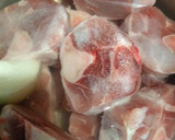 Foto del paso 1 de la receta: Codillo de cerdo con nopales en salsa casera
