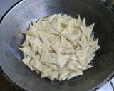 Foto langkah ke 2 dari resep Kripik Pangsit rasa keju pedas.