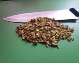 Foto del paso 1 de la receta: Rollo de queso con arándanos, pistachos, panceta y miel