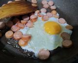 รูปขั้นตอนการทำที่ 2 ของ ข้าวผัดไส้กรอกใส่ไข่