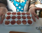 Foto del paso 4 de la receta: Bombitas de jamón rellenas de queso y dátiles