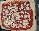Foto del passaggio 3 della ricetta Pizza con gorgonzola e salame😋