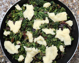 Foto del paso 5 de la receta: 🥘 Revuelto de remolacha, hojas de remolacha, huevo y muzzarella 🥘 Receta de aprovechamiento