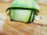 Fagottini di zucchini con feta, noci e basilico