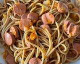 Foto del paso 9 de la receta: Espaguetis integrales con salchichas veganas y salsa de tomate