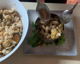 Foto del paso 8 de la receta: Alubias, ensalada, marisco en lata y jamón