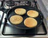 Hình bước làm 1 của món Matcha Pancakes 🥞