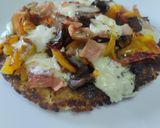 Foto del paso 6 de la receta: Torticas de coliflor a la pizza🍕de champiñones🍄, jamón🥓, queso🧀 y pimientos🍕🌶️